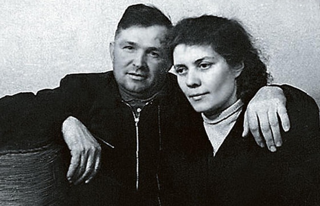 Родители. Станислав Вайкулис был рабочим, мать Янина Вайкуле — сперва продавщицей, затем директором магазина