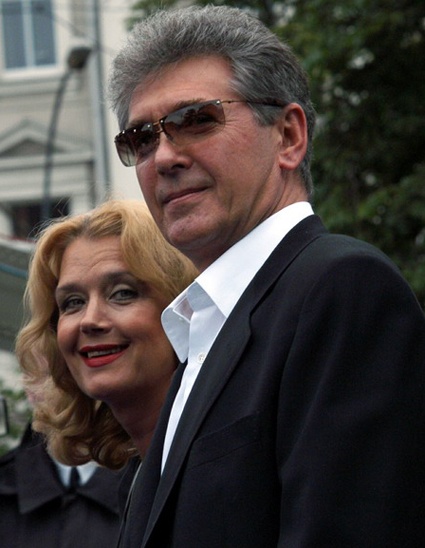 Третьим мужем Ирины стал актер Сергей Мартынов, с которым у нее возникли отношения сразу после развода с Александром Абдуловым. «Сергей буквально собрал меня по частям, нарисовал заново — и в прямом, и в переносном смысле»