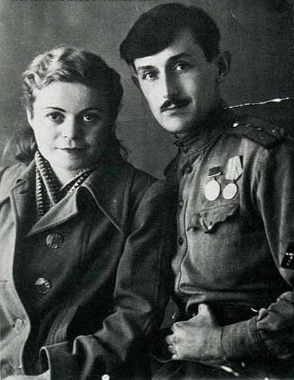 На обороте этой фотографии надпись «Любимому Викочке на память, 12.12.1943, Баку, от Жени Парсадановой». В бакинском эвакогоспитале № 5030 Некрасов находился после ранения, хирург Евгения Парсаданова была его лечащим врачом