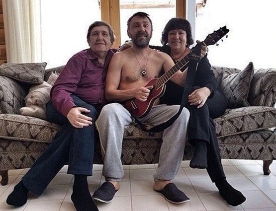 С родителями. «Инженеры обычные, сейчас на пенсии оба два»