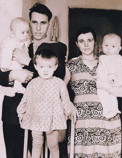 С родителями, братом Сашей и сестрой Наташей, 1962 год
