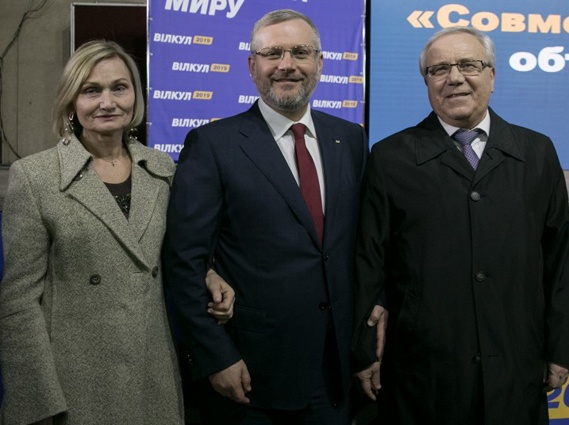 С родителями — Валентиной Алексеевной и Юрием Григорьевичем (отец Вилкула — ныне городской голова Кривого Рога)