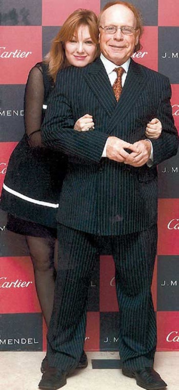 Третья супруга Эдварда Радзинского актриса Елена Денисова (моложе мужа на 24 года), вероятно, многим запомнилась по роли секретарши в фильме Аллы Суриковой «Ищите женщину»