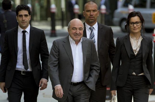 Борис Абрамович с третьей женой Еленой Горбуновой и телохранителями (слева — Ави Навам)