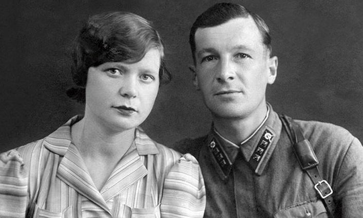 Мать Льва Лещенко умерла 28-летней, отец, в разные годы работавший в НКВД, КГБ и МГБ, прожил 99 лет и до выхода на пенсию продолжал службу в госбезопасности