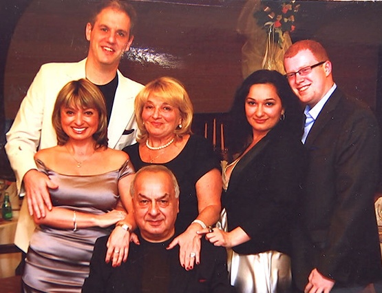 Левон Саркисович с супругой Софьей, дочерьми Марией и Дарьей и зятьями