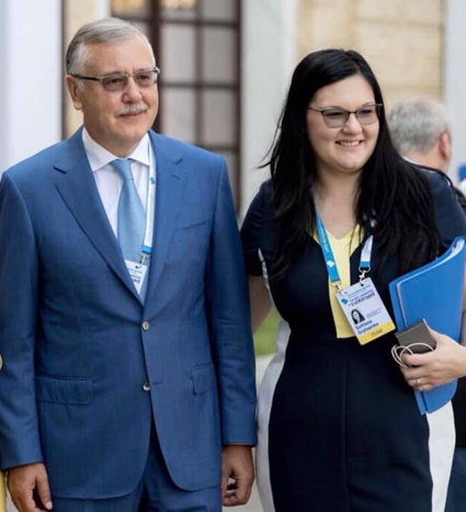 Со старшей дочерью Светланой. «Детей у меня четверо. Старший, Алексей, из зоны АТО уже вернулся и IT-проекты восстановить пытается. Светлана проектами, связанными с обучением нашей перспективной молодежи за границей, занимается. Младший сын Глеб в Токийском университете учится. Анька сейчас в восьмом классе»