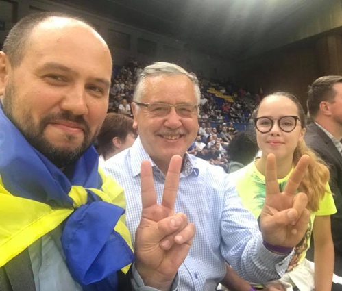 Со старшим сыном Алексеем и младшей дочерью Анной. «С детьми, слава богу, все в порядке, хотя они тоже переживают, потому что не знают, как это президентство на их жизнь повлияет»