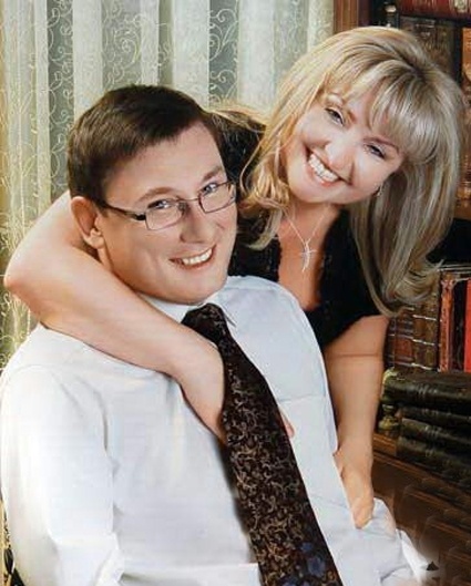 С супругой Ириной. «Жена моя бизнес делала, с нуля маленькую фирму создала, которая работу 200 людям давала, и с этим ушла, бизнес отдав, когда депутатом стала»