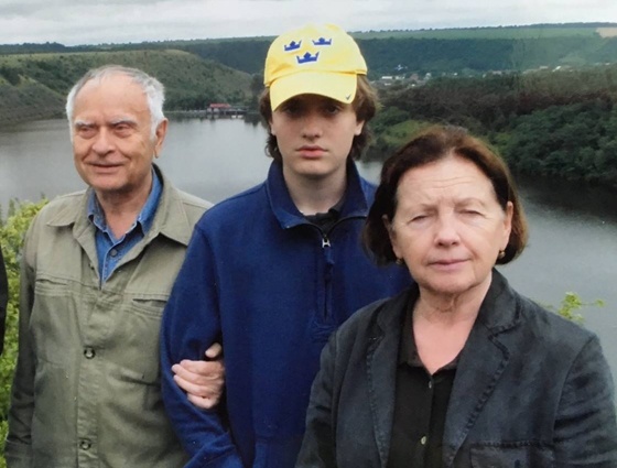 З дружиною і онуком. «Знаю, що багато ще маю зробити, і ці плани мене підтримують. Ніколи не скаржуся та намагаюся забувати, що я такий солідний чоловік»