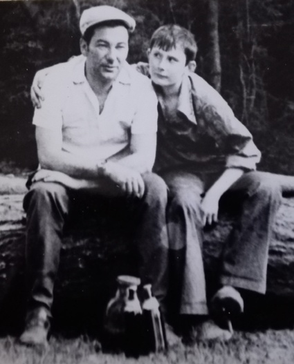 С отцом, 1983 год. «С отцом во многом мне повезло, к нашему поведению дома он очень демократично относился, свободу нашу не ограничивал. Где-то класса с седьмого я каждый день «Голос Америки» слушал...»