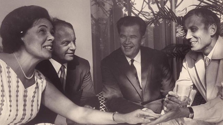 Родители Виктора Ерофеева — Галина Николаевна и Владимир Иванович (второй справа) — с поэтом Евгением Евтушенко, 80-е годы