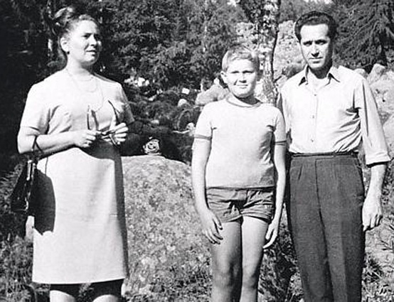 С родителями — Евгенией Леонидовной и Николаем Георгиевичем. Юра учился в одесской школе № 27, его мама работала там завучем, преподавала украинский язык и литературу, отец — врач-гинеколог. «Когда мне было 10 лет, папа уже мою дальнейшую жизнь на четверть века вперед продумал»