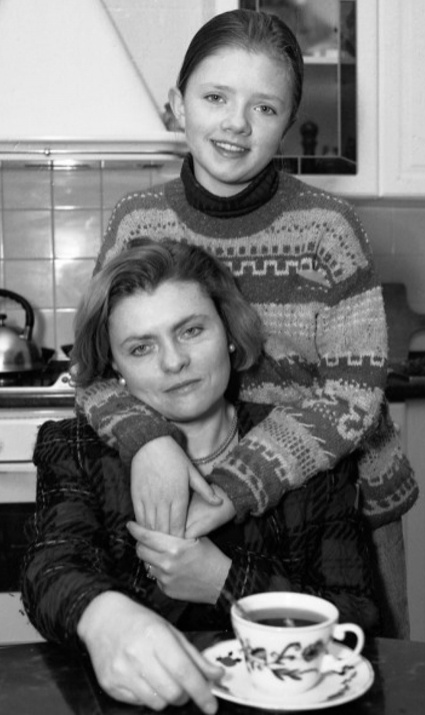 Письменниця, літературознавець, перекладачка, доктор філологічних наук, професорка Києво-Могилянської академії Соломія Павличко з донькою Богданою від першого шлюбу з сином Павла Загребельного Михайлом. Соломія трагічно загинула від отруєння чадним газом на 42-му році життя, опікунство над Богданою взяла молодша сестра Соломії Роксолана. Зараз Дана Павличко — економіст, директорка видавництва «Основи»