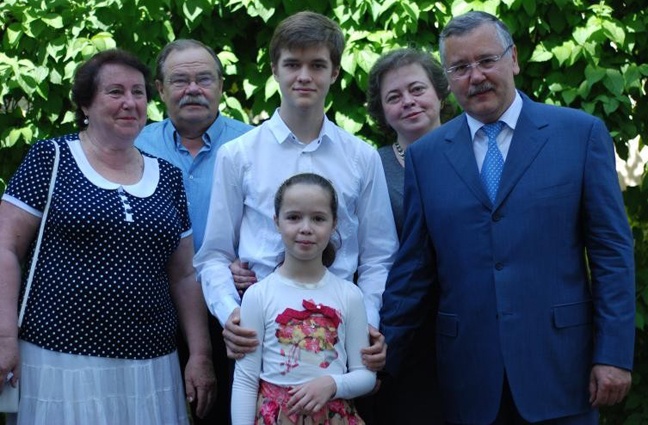 Юлия Мостовая с родителями Валентиной Владимировной и Владимиром Павловичем, супругом Анатолием Гриценко, детьми Глебом и Анной, 2012 год