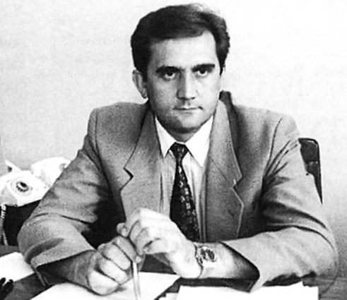 Гражданский муж Юлии Мостовой Александр Разумков — украинский политик, первый помощник президента Украины Леонида Кучмы (1994-1995), заместитель секретаря Совета национальной безопасности и обороны Украины (1997-1999), с 1997 года возглавлял Украинский центр экономических и политических исследований, который после его смерти в 1999-м был переименован в Центр Разумкова. «Женаты мы не были. Вместе два года прожили, у нас общий сын»