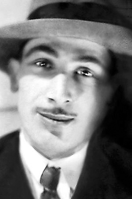 Отец Константин Николаевич Кикабидзе — выходец из имеретинского дворянского рода, журналист, младший лейтенант, пропал без вести в декабре 1942 года под Керчью