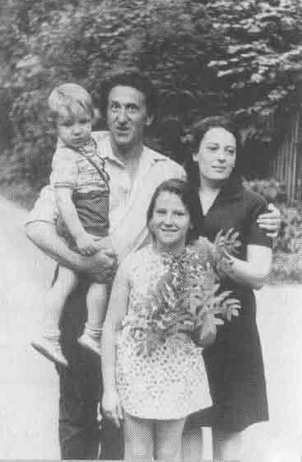 С супругой Татьяной, сыном Эмилем и дочерью Таней, Переделкино, 1976 год