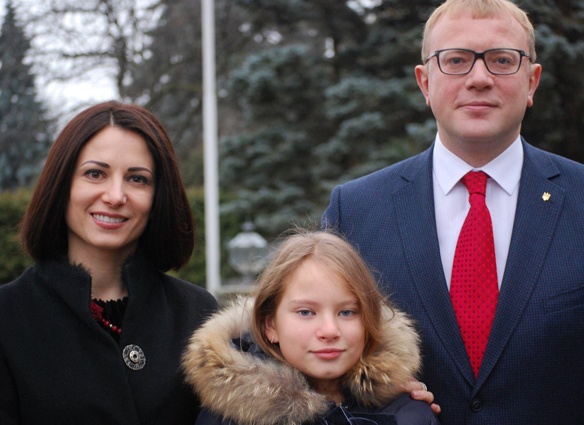 С семьей. Дочка Маричка в восторге от канадской школы, а жена Анна осваивает роль супруги посла