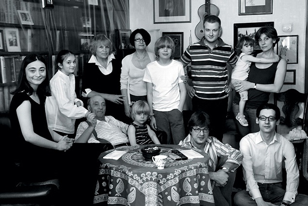 В кругу семьи. Георгий Николаевич с внуком Микой, за ним жена Галина Ивановна, слева — внучка Маргарита с дочерью Сашей и другие