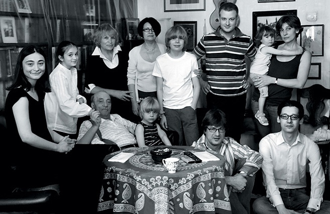 В кругу семьи. Георгий Николаевич с внуком Микой, за ним жена Галина Ивановна, слева — внучка Маргарита с дочерью Сашей и другие