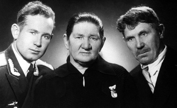 С родителями Евдокией Минаевной и Архипом Алексеевичем. «Мать учительствовала, отец — очень опытный крестьянин (даже председателем сельсовета был)»