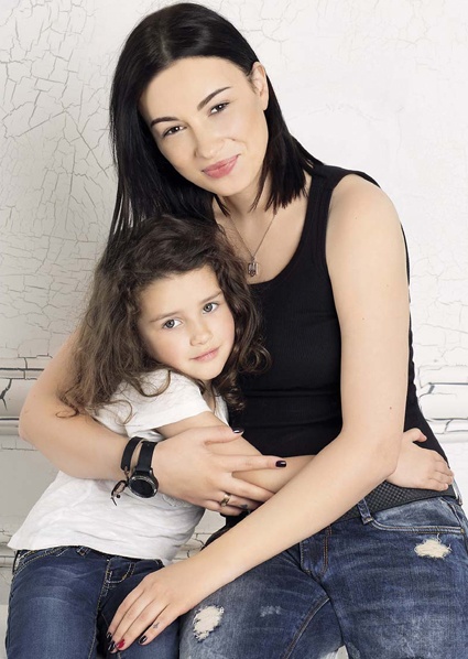 С пятилетней дочерью Наной. «Когда дочка росла, я часто задумывалась о том, что для ощущения семьи хочется еще одного ребенка»