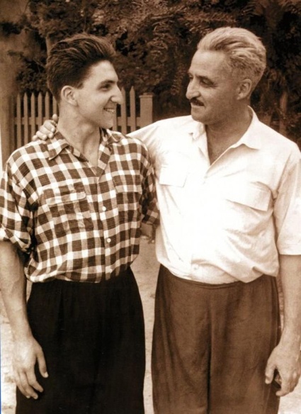 Алексей с отцом, середина 50-х. «Внешне мы похожи, а характер у меня совершенно другой. К поэзии я неравнодушен, но это не значит, что придерживаюсь вкусов отца»