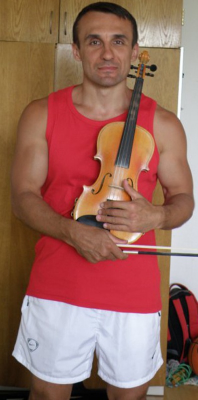 Брат Виктории Солодухиной Сергей Костаков (позывной Маэстро) — старший разведчик 72-й бригады. 2 июня в Волновахе было найдено его тело, но Виктория не верит в смерть брата