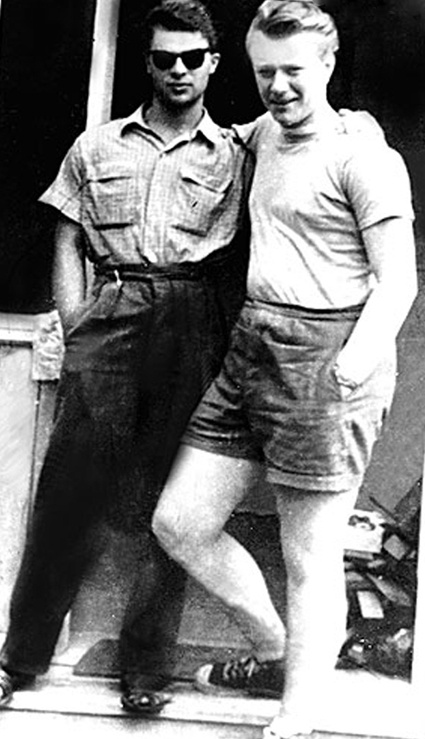 Андрей Миронов со сводным братом — артистом балета, балетмейстером Кириллом Ласкари (сыном Александра Менакера от первого брака с балериной Ириной Ласкари), 1957 год. У Кирилла был недолгий скоропалительный брак с Егоровой, о котором Ласкари никогда нигде публично не упоминал