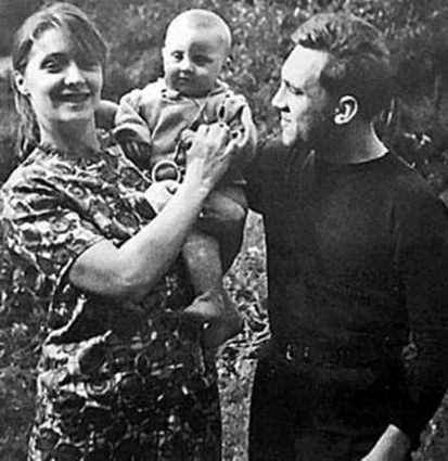 Владимир Высоцкий со второй женой актрисой Людмилой Абрамовой и старшим сыном Аркадием, 1962 год