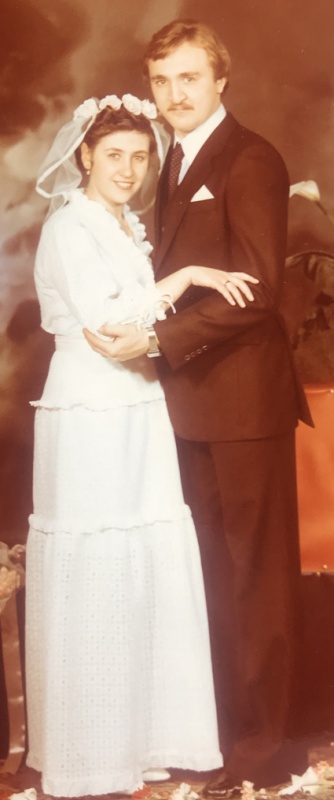 Свадебное фото Галины и Виктора Чановых, конец 70-х. «У нас времени не было на ухаживания. Познакомились в сентябре, а в декабре уже расписались. За эти месяцы встречались раз шесть-семь. Витя как-то провожал меня домой и сказал: «Галь, я на тебе женюсь!»