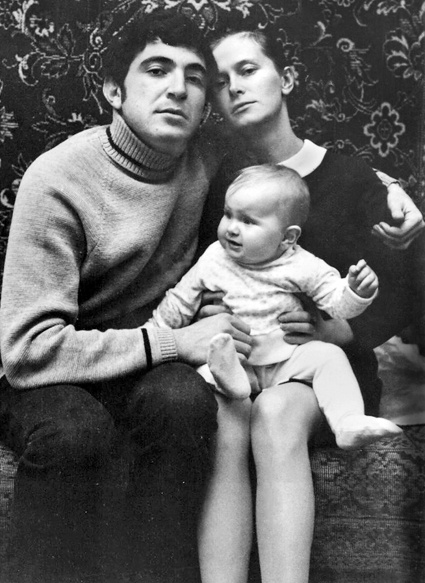 С Ниной и Лизочкой, 1971 год. «Я через два года после свадьбы родилась, и в семье у нас очень четкое распределение обязанностей было. За учебу папа отвечал, а вот накормить — мамина зона ответственности»
