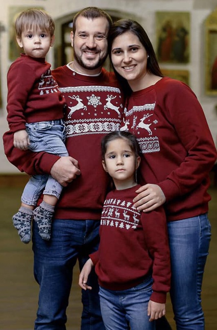 С супругом Виктором Андрусивым — исполнительным директором Украинского института будущего и детьми Афиной и Аскольдом. «Поскольку мы c мужем эксперты в политике и общественной деятельности, есть вопросы, где наши позиции не совпадают»