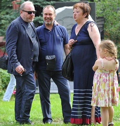 Сергей Сенин (слева) пригласил на церемонию открытия памятника Людмиле Гурченко на Новодевичьем кладбище ее дочь Марию Королеву, которая пришла с внучкой Таисией, 4 августа 2012 года. «С Машей мы все дела решили, не было никаких судов. Тихо, спокойно, все довольны»