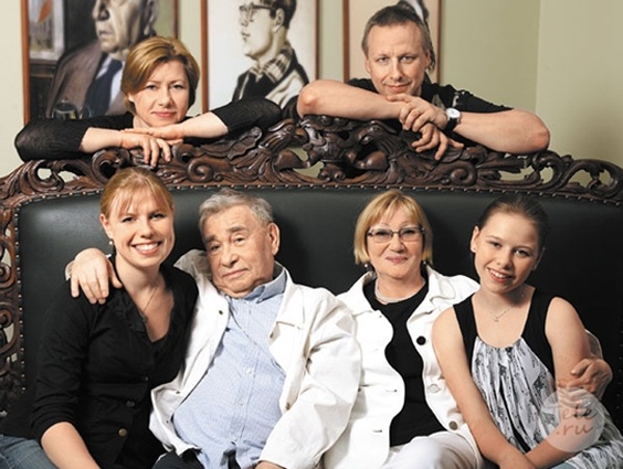 Михаил Светин с женой Брониславой, внучками Аней и Сашей, дочерью Светланой и зятем Сергеем. «Внучки вот у меня растут... Одна будет точно актрисой — в меня»