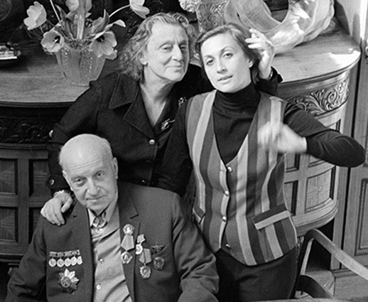 Дядя Георгия Данелии народный артист СССР Михаил Чиаурели с супругой актрисой Верико Анджапаридзе и дочерью Софико, 60-е годы. «Дядя — единственный был, кто со Сталиным спорил. Другие боялись, а он воскликнуть мог: «Я лучше знаю!», хотя потом сидел и думал: «Господи, зачем я это сказал?»