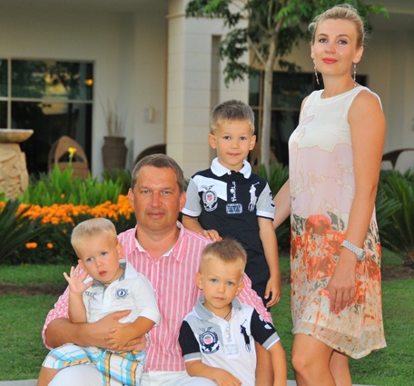 Павел Елизаров с супругой Еленой и сыновьями Серафимом, Александром и Павлом