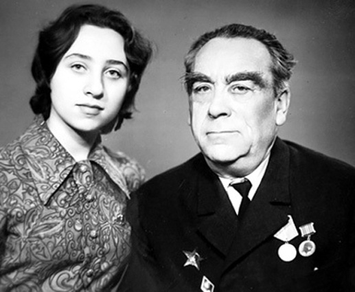 Дочь Леонида Броневого Валентина с дедом Соломоном Иосифовичем (отцом артиста). «Дорогие молодые, я не желаю вам пройти то, что проходили мои родители, возможно, и ваши отцы, матери, деды»