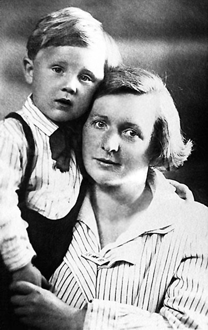 С матерью Ольгой Константиновной («девичья мамина фамилия Флуг — от славянского слова «плуг»). «На фотографии, которая очень не понравилась маме, я увековечен с открытым ртом, ждущий по сей день сказочную Жар-птицу»