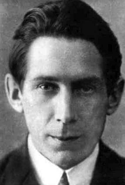 Отец художника — Сергей Федорович, по образованию историк. «Военкомат признал его непригодным, но из-за своего «белого билета» отец глубоко переживал и решил ни в коем случае Ленинград не покидать»