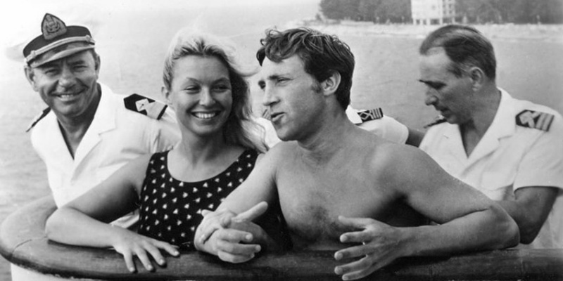 С Мариной. «В душе моей — все цели без дороги, Поройтесь в ней — и вы найдете лишь Две полуфразы, полудиалоги, А остальное — Франция, Париж...»