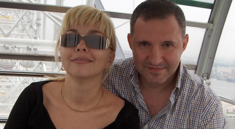 С любимой женой Еленой. Она в семье Тодуровых единственная, кто не имеет отношения к медицине: дочь Наталья работает кардиологом, зять Анатолий — кардиохирург, сын Михаил — студент четвертого курса медуниверситета имени Богомольца