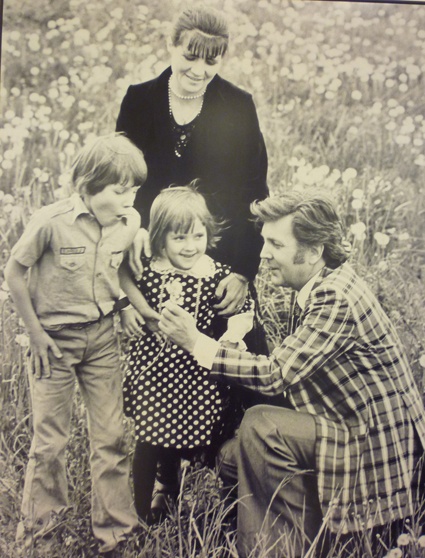 С женой Ниной Виноградовой-Бенуа, сыном Ваней и дочерью Верой