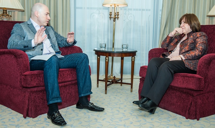 Дмитрий Гордон: «Сегодня писатель на огромные массы людей воздействовать может? Интернет литературу когда-нибудь победит или нет?». Фото Феликса РОЗЕНШТЕЙНА