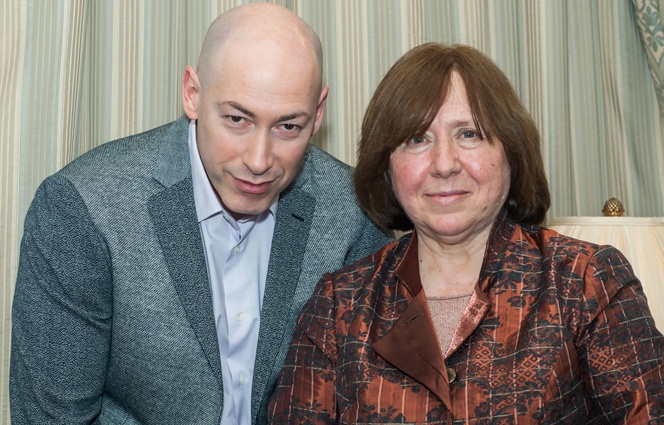 С Дмитрием Гордоном. «Я вовсе непредставляла, что лауреатом Нобелевской премии стану, мнеэтов голову не приходило — яадекватный все-таки человек». Фото Феликса РОЗЕНШТЕЙНА