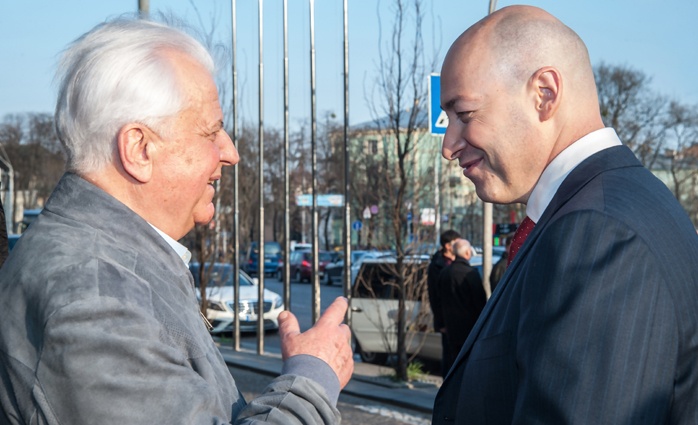 С Дмитрием Гордоном. «Не зря у французов изречение есть: «Человека можно убить носом». Пример приведу. Тебя, предположим, спрашивают: «Дмитрий Ильич, вы Леонида Макаровича знаете? Ну как он?». В ответ нос ты поморщил — все, носом убил!»