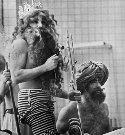 Юрий Гагарин и Алексей Леонов на вечеринке в Звездном через месяц после того, как Леонов совершил выход в открытый космос, 1965 год