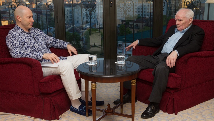 С Дмитрием Гордоном. «Все-то вы знаете! Да, была у Деда в Киеве девушка Клава... В Федерации футбола работала...»