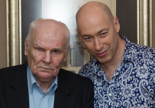 С Дмитрием Гордоном. «С мячом что-то показать? А почему нет, но недельку поработать дайте, потому что около года мяча не видел»